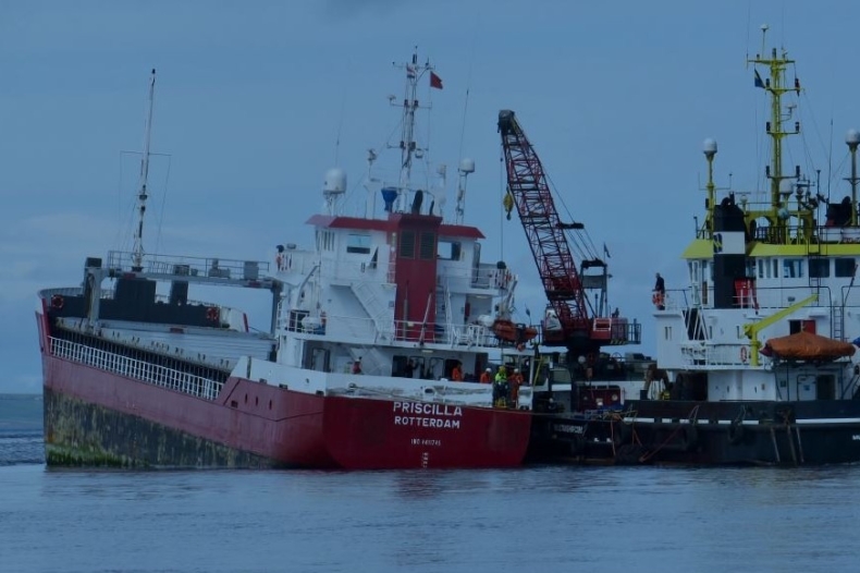 Oglądanie filmów na komórce powodem wpłynięcia statku na mieliznę - GospodarkaMorska.pl