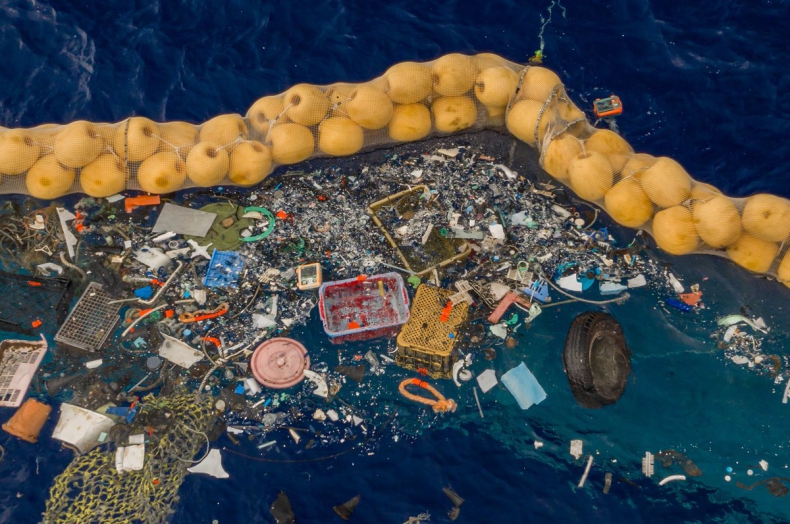 Ocean CleanUp zaczął działać. Pierwsze plastikowe odpadki wyłapane z Wielkiej Pacyficznej Plamy Śmieci - GospodarkaMorska.pl