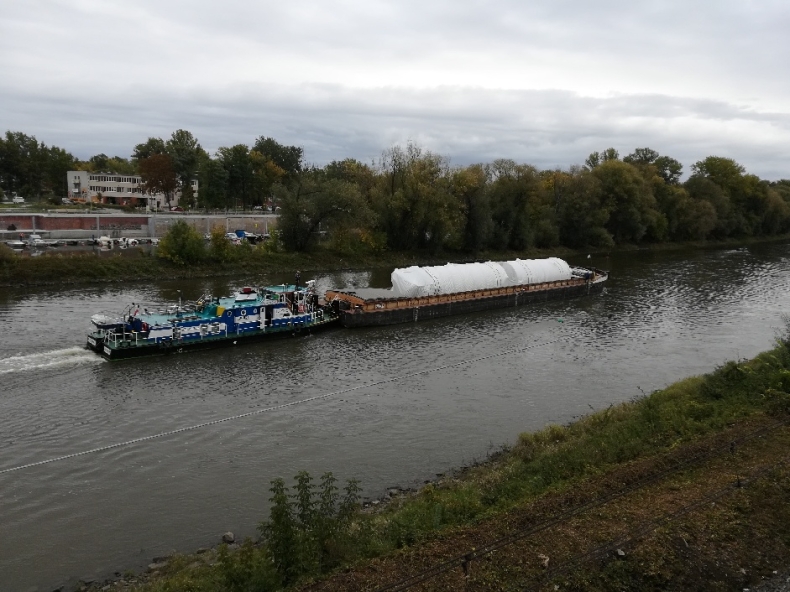 Żegluga śródlądowa - wielkogabarytowe konstrukcje dla Huty Miedzi w Legnicy dotarły rzeką Odrą - GospodarkaMorska.pl