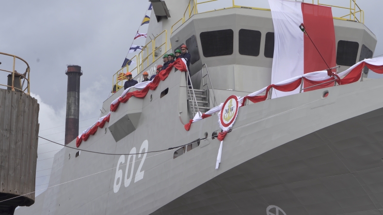 Wodowanie i chrzest niszczyciela min w stoczni Remontowa Shipbuilding (foto, wideo) - GospodarkaMorska.pl