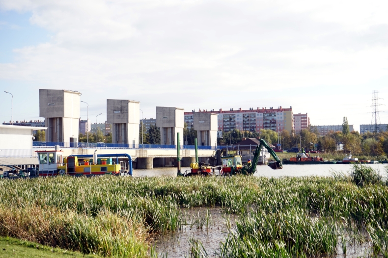 Minister Grzegorz Witkowski uczestniczył w briefingu nad rzeszowskim zalewem - GospodarkaMorska.pl
