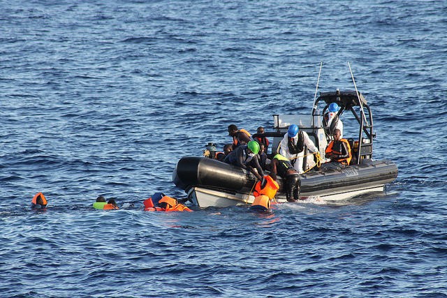 Włoska Straż Przybrzeżna zlokalizowała wrak łodzi z ciałami migrantów - GospodarkaMorska.pl