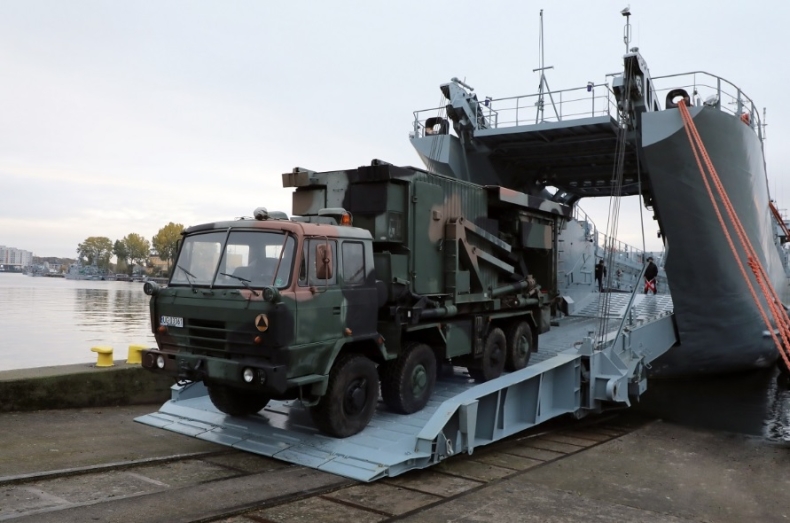 Transport Radiotechników przez siły 8.FOW - GospodarkaMorska.pl