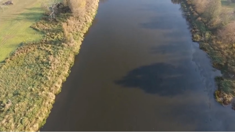 Olej z elektrowni w Ostrołęce wyciekł do kanału uchodzącego do Narwi (wideo) - GospodarkaMorska.pl