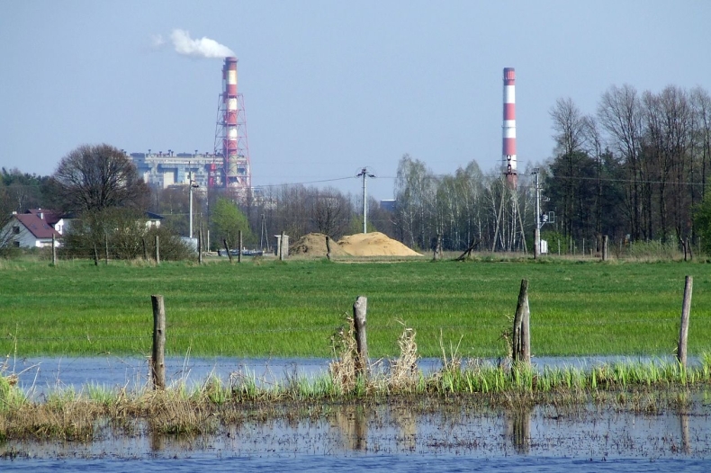 Straż pożarna: w miejscach, gdzie rozstawione zostały zapory, Narew jest już czysta - GospodarkaMorska.pl