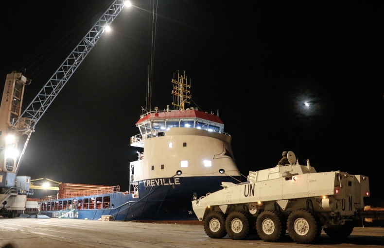 Zakończył się załadunek na statek pojazdów wojskowych na misję w Libanie - GospodarkaMorska.pl