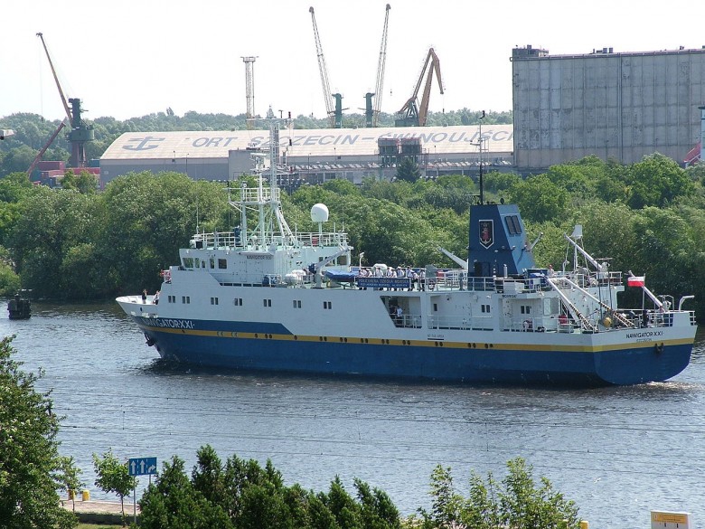 Nawigator XXI uderzył w nabrzeże Marynarki Wojennej - GospodarkaMorska.pl