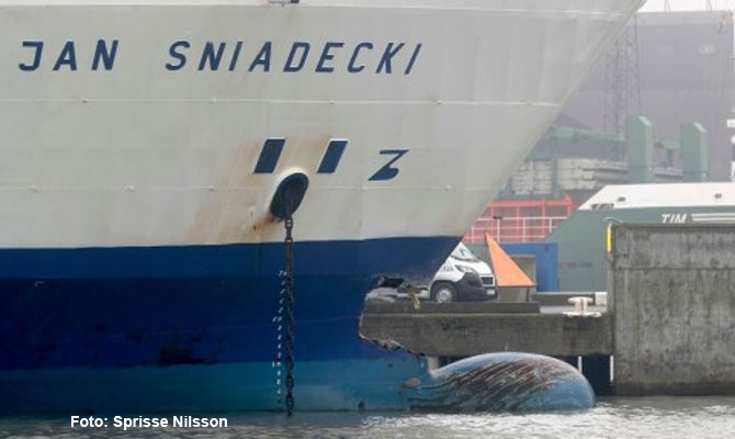 Kolizja promu m/f Jan Śniadecki w porcie Ystadt - dziura w części dziobowej jednostki - GospodarkaMorska.pl