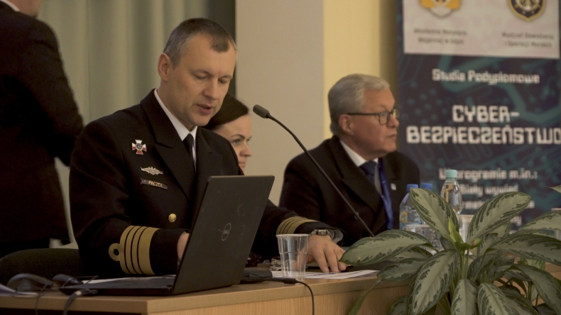 IX Konferencja Naukowa „Bezpieczeństwo portów morskich i lotniczych” na Akademii Marynarki Wojennej w Gdyni (wideo) - GospodarkaMorska.pl
