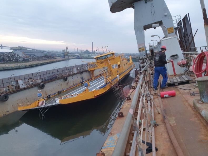 Niebezpieczne przechylenie pływającego doku ze statkiem - GospodarkaMorska.pl