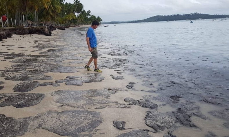 Wyciek ropy największą katastrofą ekologiczną w Brazylii w historii wybrzeża? (wideo) - GospodarkaMorska.pl