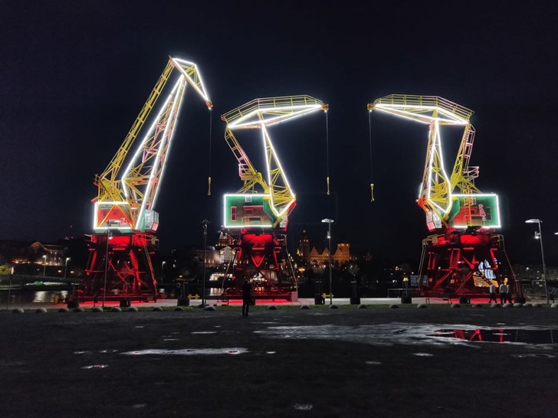 Dźwigozaury w Szczecinie zaświeciły na biało-czerwono - GospodarkaMorska.pl