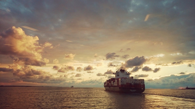 Raport: Zmniejszenie prędkości statków daje wiele korzyści - GospodarkaMorska.pl