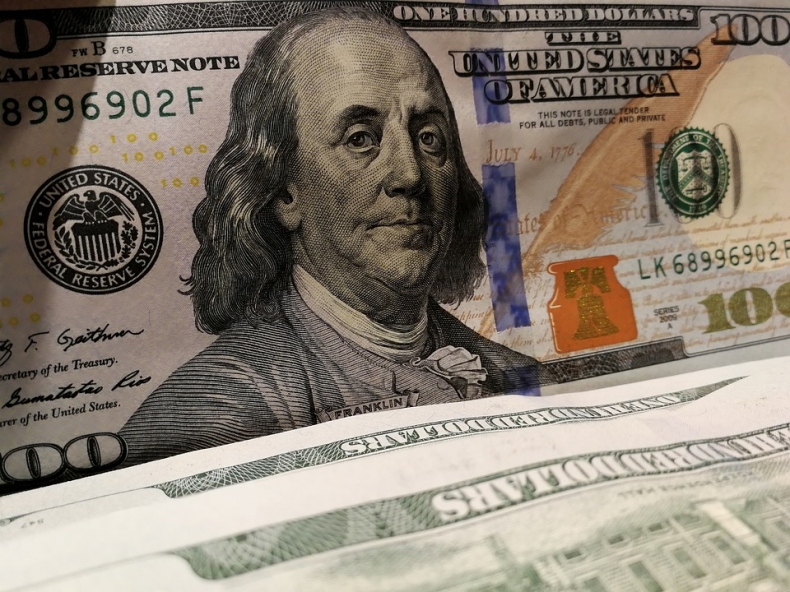 Ropa w USA traci po wzroście jej zapasów o prawie 6 mln baryłek - GospodarkaMorska.pl