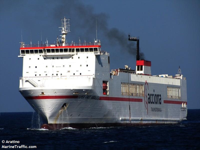 Pożar promu przy włoskim wybrzeżu (wideo) - GospodarkaMorska.pl