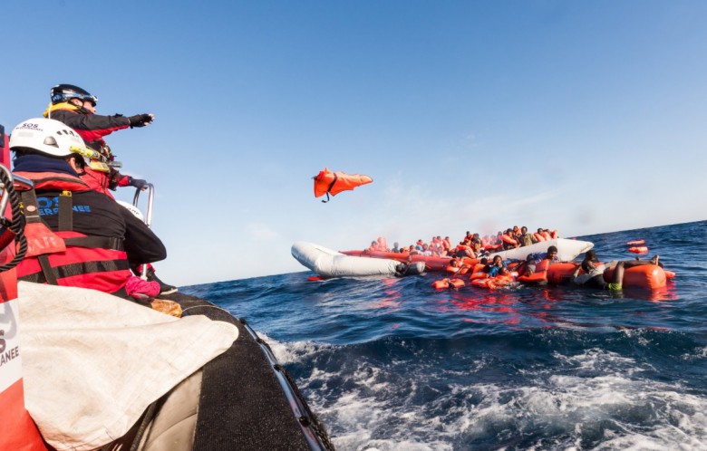 Straż przybrzeżna uratowała 143 migrantów na włoskim wybrzeżu - GospodarkaMorska.pl