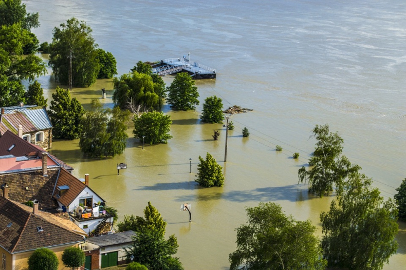 Powódź sparaliżowała Lazurowe Wybrzeże we Francji [mapa] - GospodarkaMorska.pl