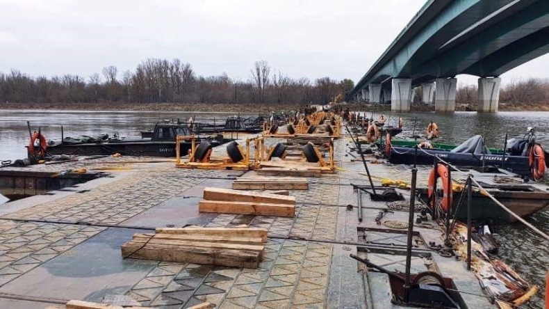 Wojska inżynieryjne rozpoczęły rozbiórkę mostu pontonowego na Wiślę [foto] - GospodarkaMorska.pl