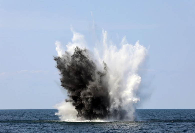 Świnoujście: Rozpoczęła się akcja wydobycia miny lotniczej - GospodarkaMorska.pl