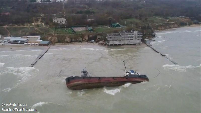 Tankowiec przewrócił się na Morzu Czanym. Doszło do wycieku (wideo, foto) - GospodarkaMorska.pl