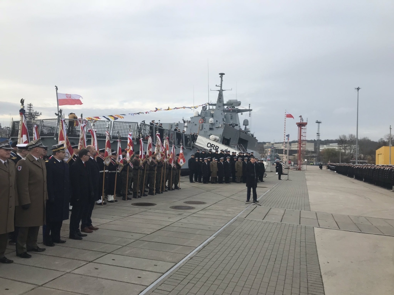 Szef MON na podniesieniu bandery na ORP Ślązak: proces modernizacji Marynarki Wojennej trwa - GospodarkaMorska.pl
