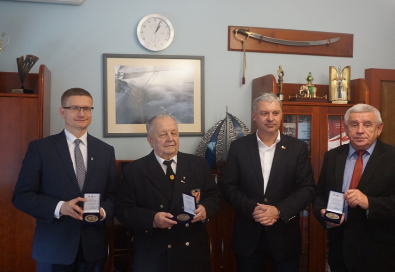 Tomasz Chamera wręczył Medale 95-lecia PZŻ - GospodarkaMorska.pl