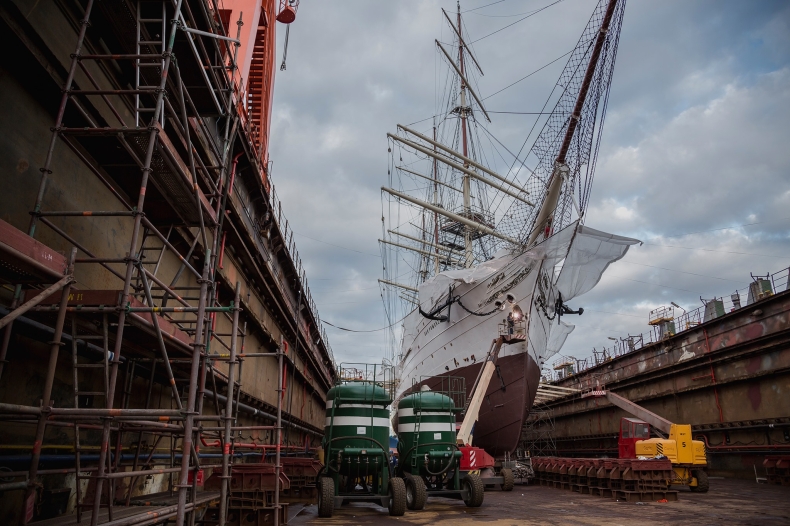 Ostatnia prosta remontu Daru Pomorza (foto) - GospodarkaMorska.pl
