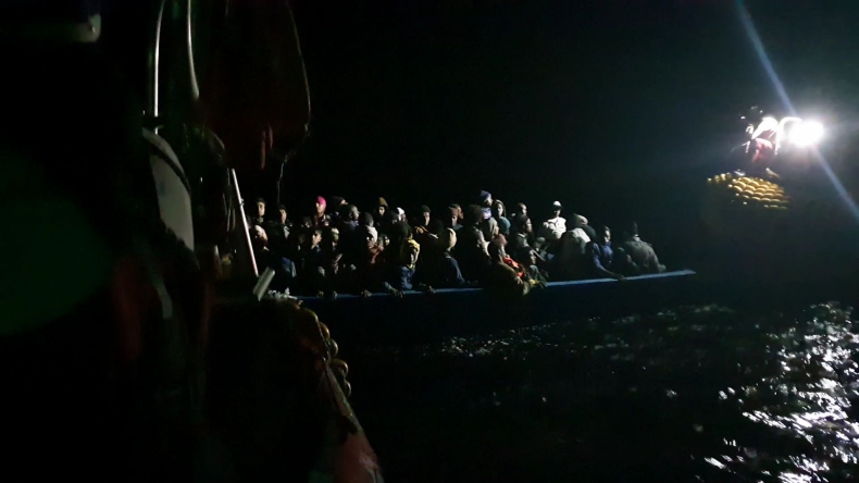 Turcy przechwycili zmierzający do Grecji ponton ze 111 migrantami - GospodarkaMorska.pl