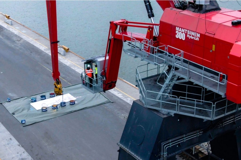 Artyści namalowali 42 obrazy za pomocą 300-tonowego żurawia portowego - GospodarkaMorska.pl