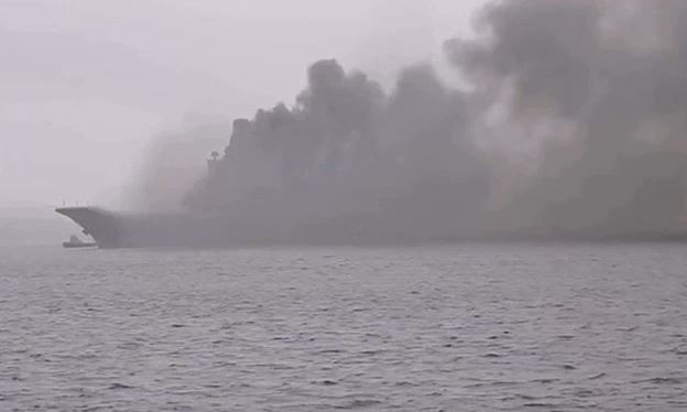 Pożar na rosyjskim lotniskowcu Admirał Kuzniecow [film] - GospodarkaMorska.pl