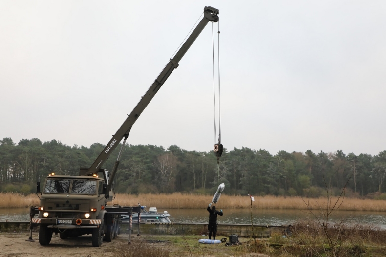 Kolejna beczka z substancją chemiczną wydobyta z dna - GospodarkaMorska.pl