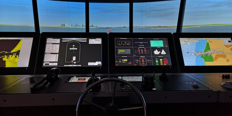 Szkoła Morska w Gdyni: oferta kursów z wykorzystaniem symulatorów mostka nawigacyjnego - GospodarkaMorska.pl