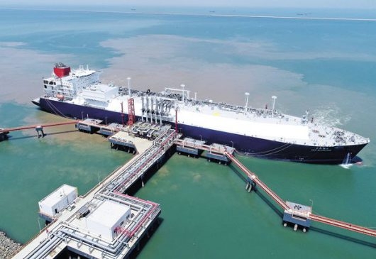Bank AIIB inwestuje 500 mln dolarów w chiński terminal LNG - GospodarkaMorska.pl