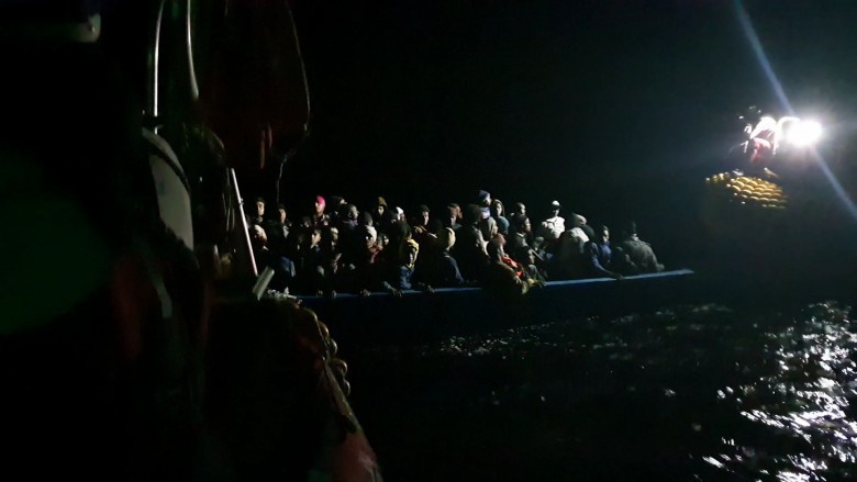 69 nielegalnych migrantów w małych łodziach zatrzymano na kanale La Manche - GospodarkaMorska.pl
