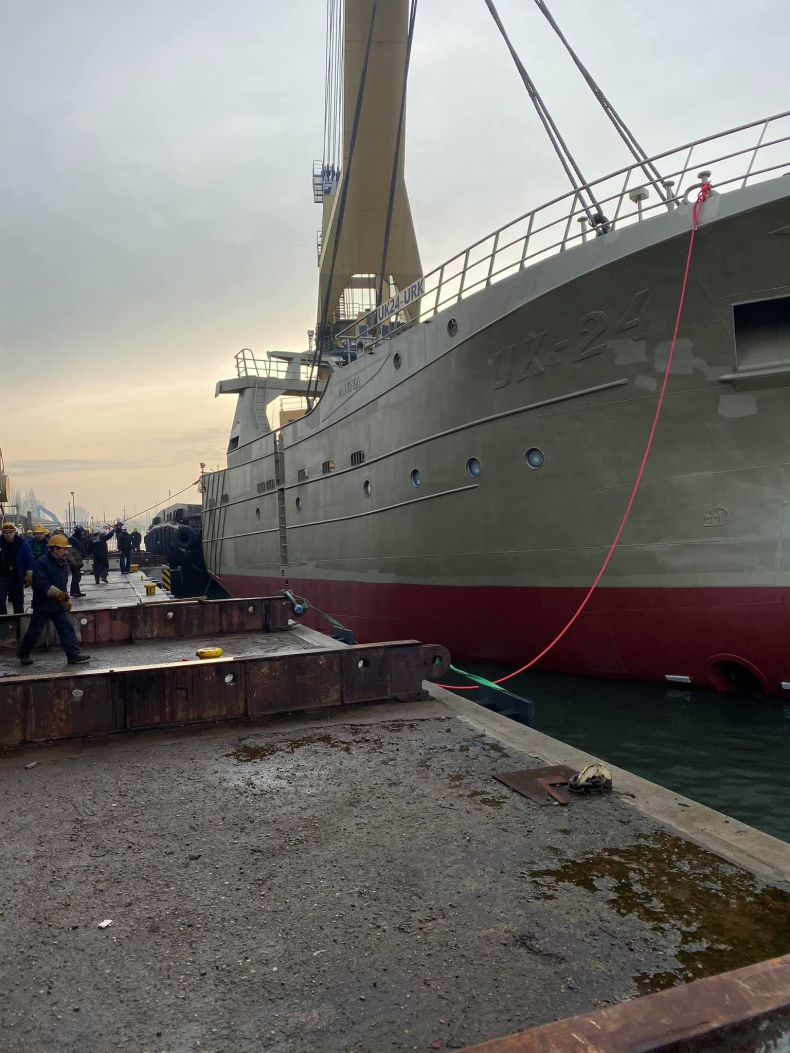 W stoczni Montex zwodowano częściowo wyposażony kadłub statku rybackiego (foto) - GospodarkaMorska.pl
