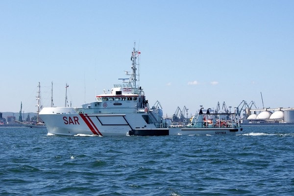 Uszkodzony jacht wędkarski jest holowany do portu w Ustce - GospodarkaMorska.pl