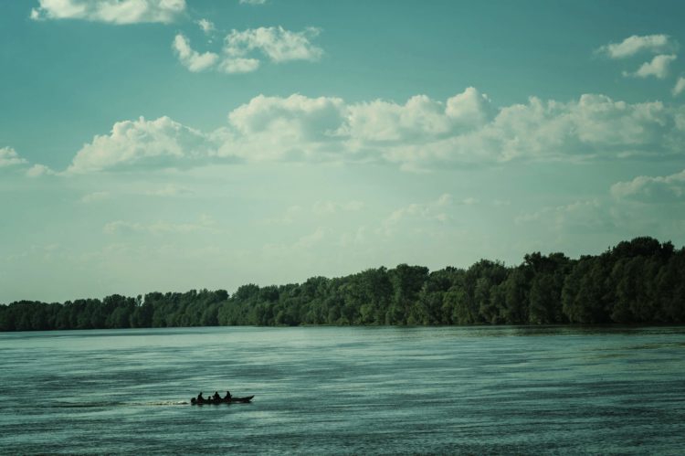 Serbia: sześć osób zaginęło po wywróceniu się łodzi z migrantami na Dunaju - GospodarkaMorska.pl