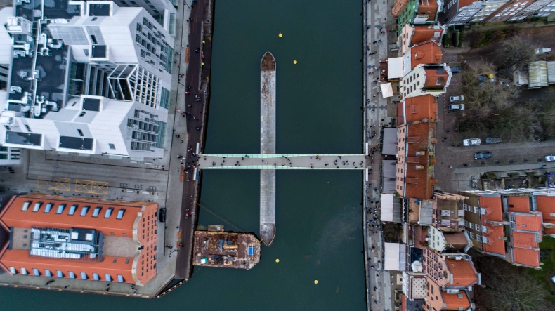 Tłumy świątecznych spacerowiczów na kładce przez Motławę [foto, wideo] - GospodarkaMorska.pl