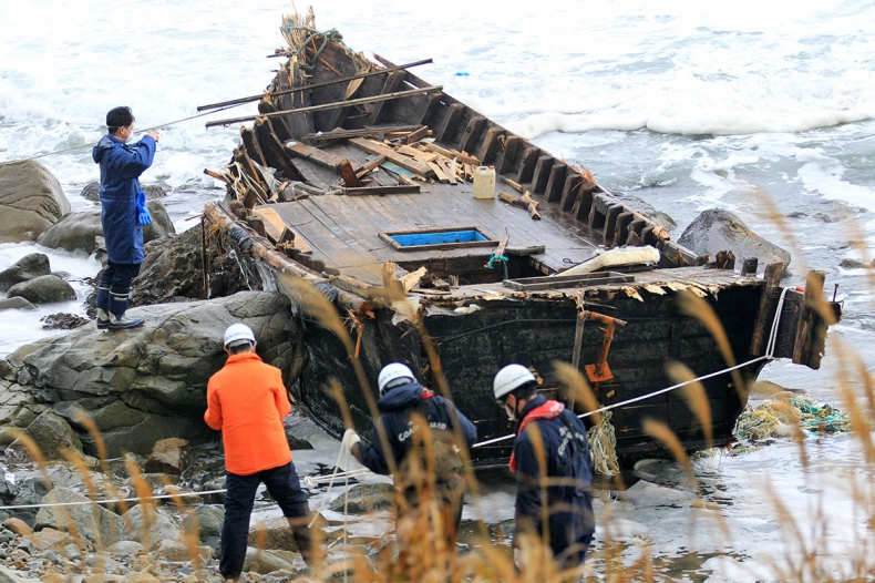 Pięć ciał i dwie odcięte głowy znalezione na „łodzi widmo” w Japonii - GospodarkaMorska.pl