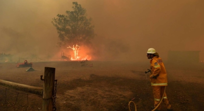 Dwie osoby zginęły w pożarach, tysiące są uwięzione na plażach w Australii - GospodarkaMorska.pl