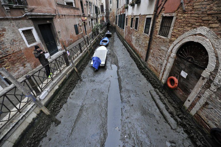 Poziom wody w Wenecji wyjątkowo niski po rekordowych powodziach - GospodarkaMorska.pl