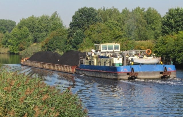 W Gryfinie zatonęła barka z setkami litrów paliwa - GospodarkaMorska.pl