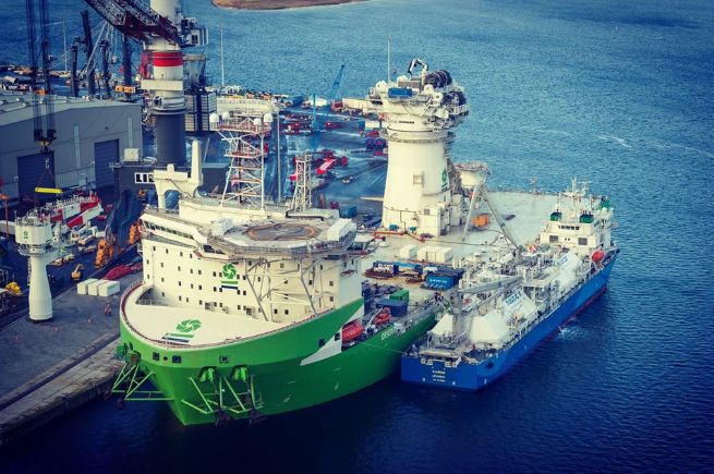 Pierwsze bunkrowanie LNG ze statku na statek w Porcie Rostock - GospodarkaMorska.pl