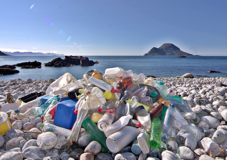 UE: Co minutę do Morza Śródziemnego trafia 30 tys. plastikowych butelek - GospodarkaMorska.pl
