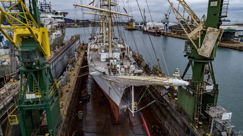 Dar Młodzieży przygotowywany do sezonu w stoczni Nauta (wideo,foto) - GospodarkaMorska.pl