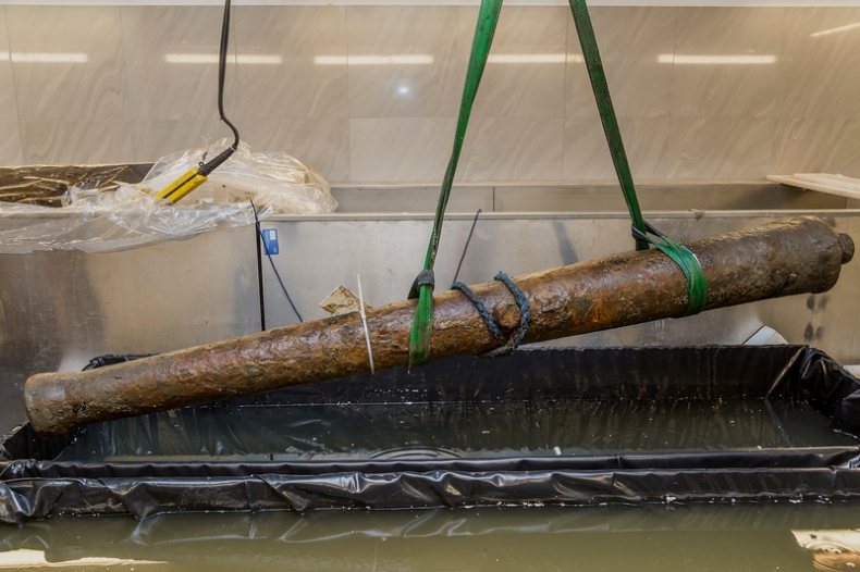 Dwa działa znalezione w Motławie pod opieką konserwatorów (foto) - GospodarkaMorska.pl