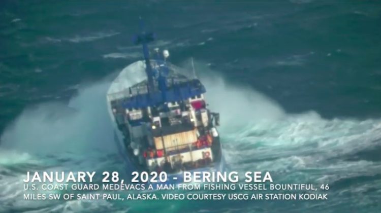 Niesamowita akcja ratunkowa na środku Morzu Beringa (wideo) - GospodarkaMorska.pl