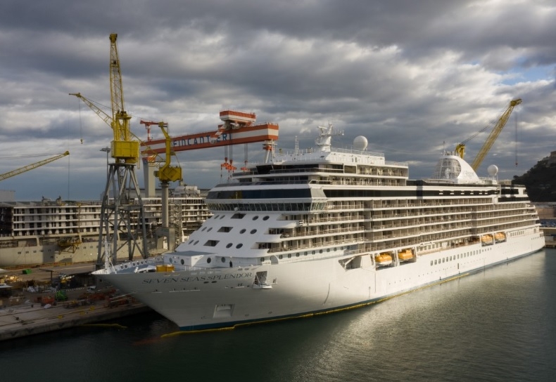 Ultraluksusowy Seven Seas Splendor dostarczony do stoczni w Ankonie - GospodarkaMorska.pl