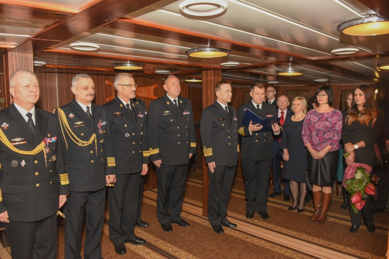 Pożegnanie z mundurem na pokładzie ORP Błyskawica - GospodarkaMorska.pl
