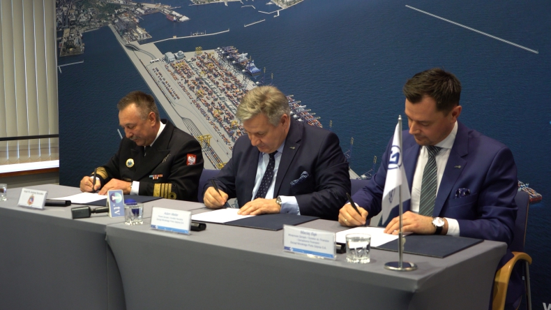 Podpisanie porozumienia pomiędzy Portem Gdynia a 43 Bazą Lotnictwa Morskiego [wideo] - GospodarkaMorska.pl